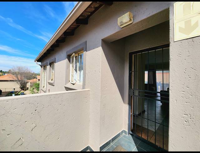 2 BEDROOM APARTMENT FOR SALE IN WILGEHEUWEL